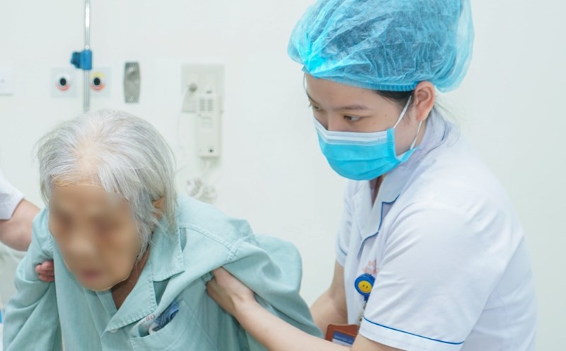 Nurses are taking care of patients at a central medical facility. Photo: Thanh Xuan