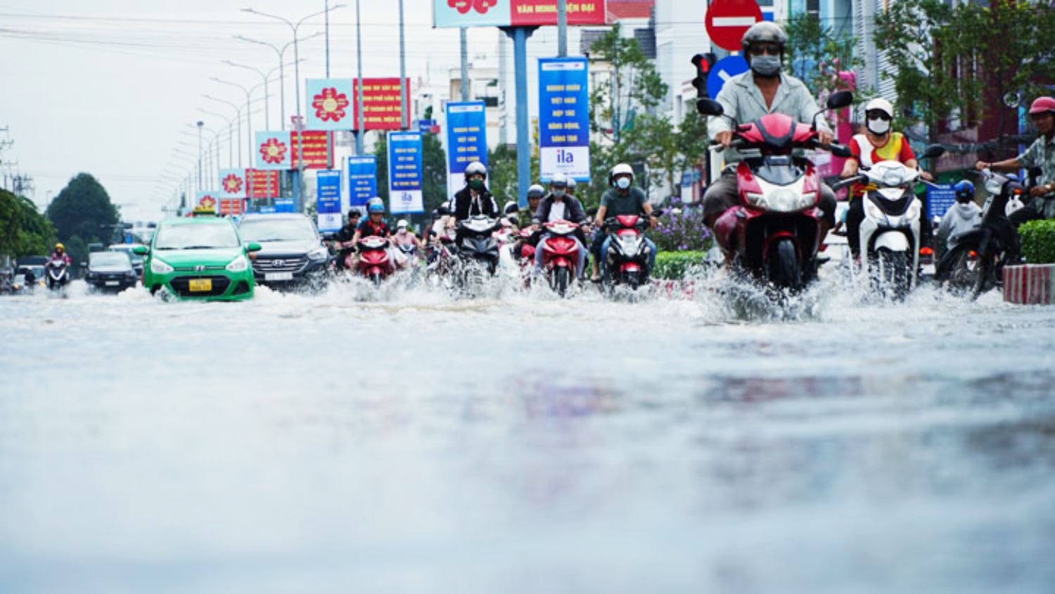 Chủ đầu tư và nhà thầu phải bồi thường tiền tỉ do quá trình thi công cống ngăn triều gây ảnh hưởng nhà dân ở Cần Thơ. Ảnh: Tạ Quang