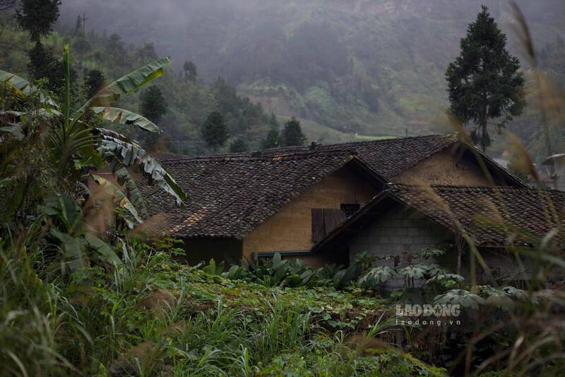Những ngôi nhà cổ tại làng Lũng Cẩm. Ảnh: Việt Bắc