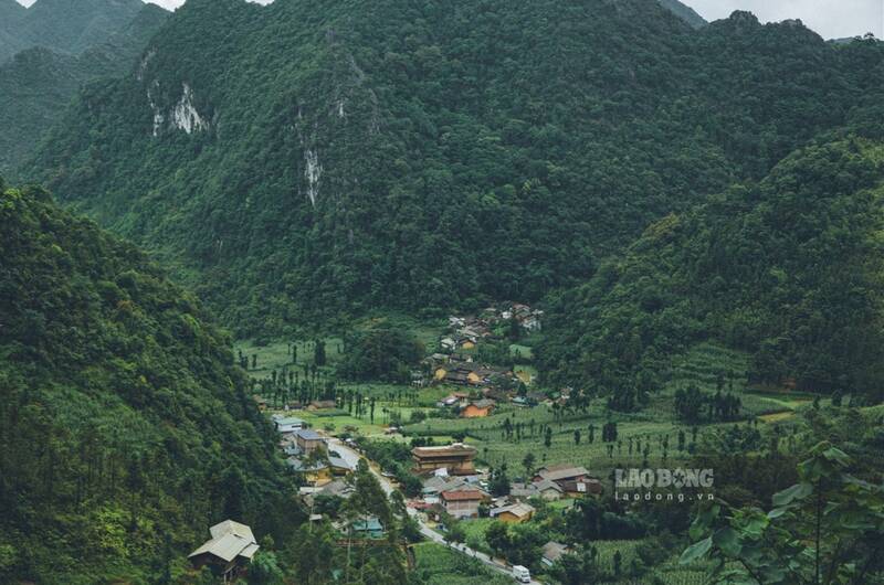 Ngoi lang nam giua thung lung. Anh: Viet Bac