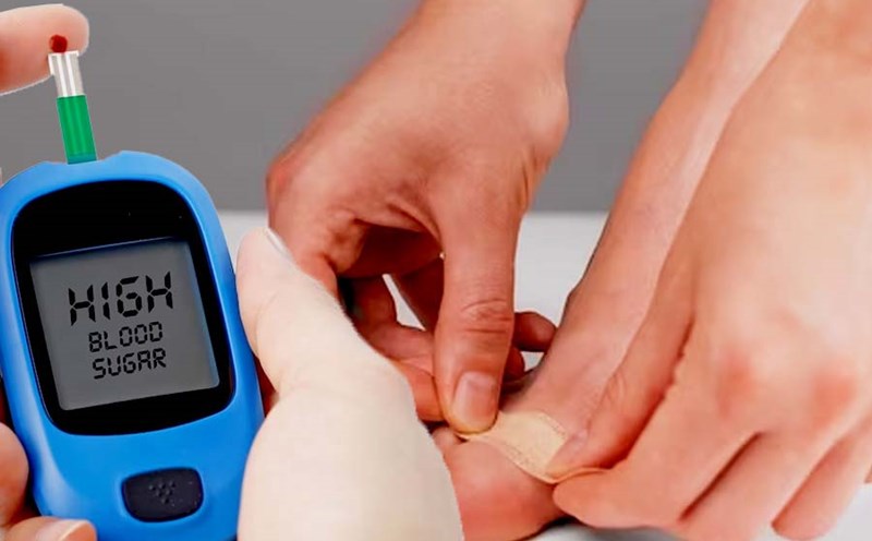 Foot ulcers that don't heal can be a sign of diabetes. Graphics: Thien Nhan