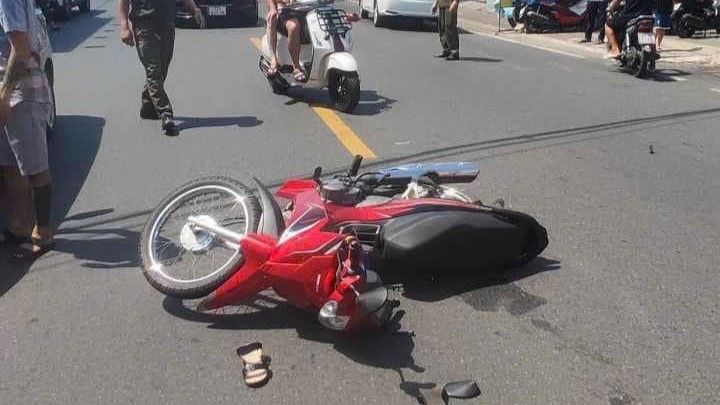 The scene of the accident caused by opening the car door.