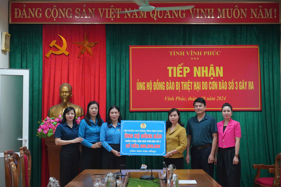 Donated 800 million VND to the Fatherland Front Committee of Vinh Phuc province to support people affected by storms and floods. Photo: Bao Nguyen