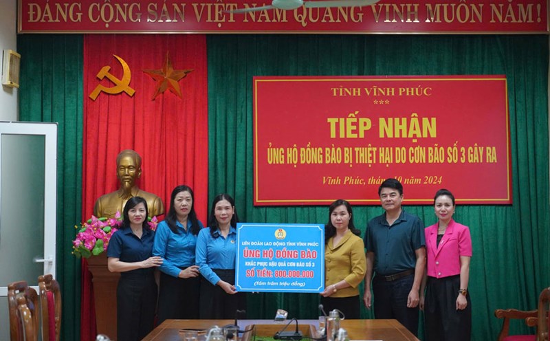 Donated 800 million VND to the Fatherland Front Committee of Vinh Phuc province to support people affected by storms and floods. Photo: Bao Nguyen