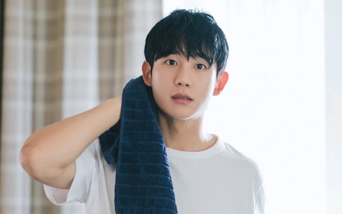 Jung Hae In có gương mặt thư sinh, hiền lành. Ảnh: Instagram