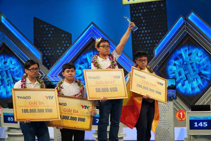 Vo Quang Phu Duc (Quoc Hoc High School for the Gifted, Thua Thien Hue) has excellently become the champion of the 24th Road to Olympia. Photo: Tuong Van