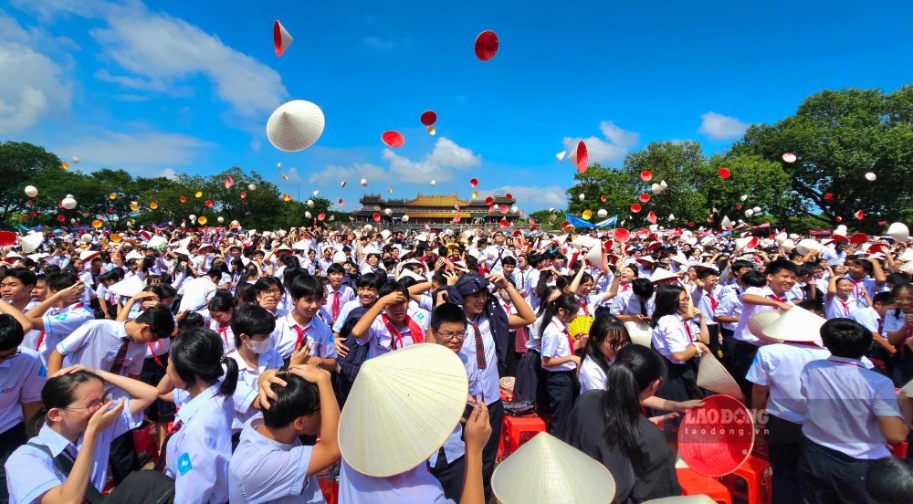 Nghin nguoi co vu Phu Duc. Anh: Nguyen Luan.