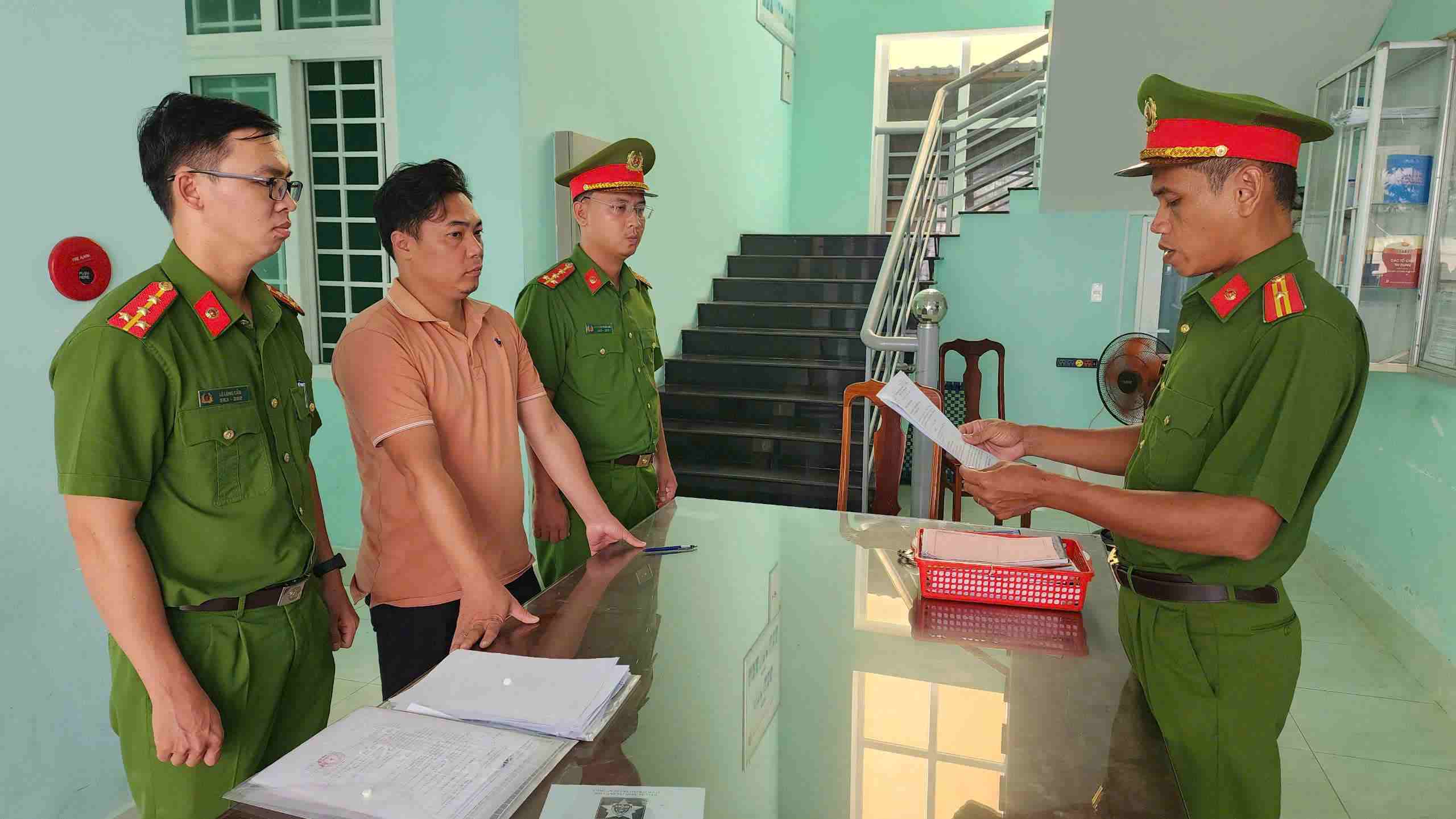 Hoàn đã chiếm đoạt số tiền 5 tỉ đồng của nhiều người liên quan đến thửa đất ở Phú Quốc. Ảnh: Công an cung cấp