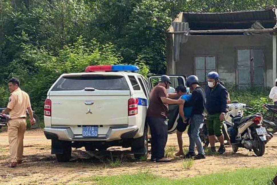 Lực lượng chức năng tỉnh Bình Định đưa người chồng về cơ quan Công an để điều tra về cái chết bất thường của vợ cũ. Ảnh: Sao Vàng Hoài Ân