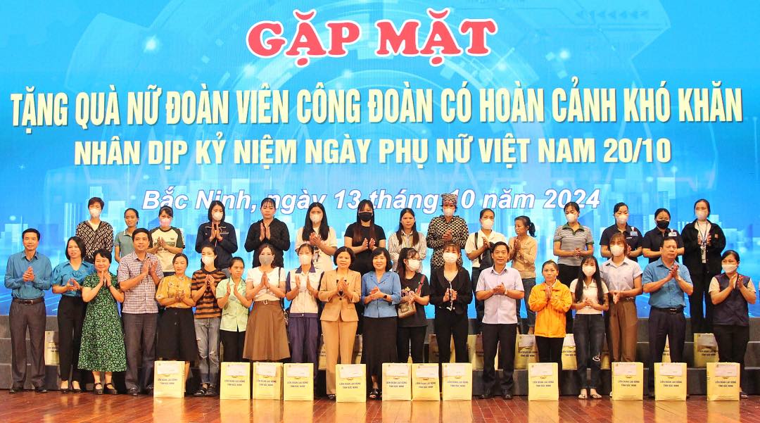 Leaders of Bac Ninh province and the Bac Ninh Provincial Labor Federation presented gifts to female union members in difficult circumstances. Photo: Bao Han