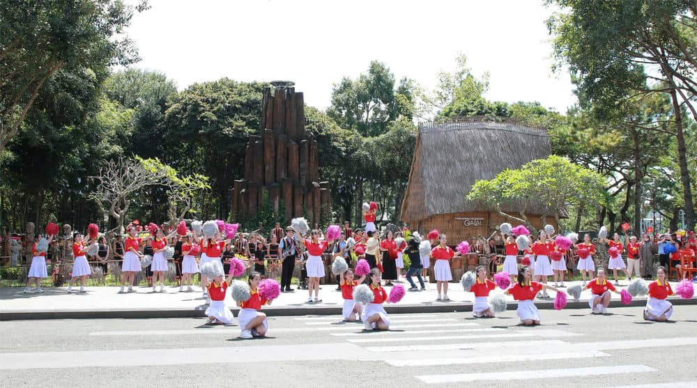 Hoc sinh bieu dien van nghe tai diem cau Gia Lai sang ngay 13.10. Anh: Thanh Tuan 