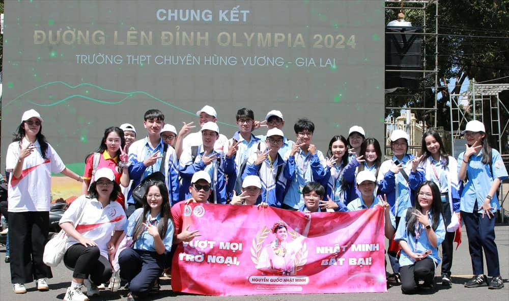 Pleiku students cheer for Nguyen Quoc Nhat Minh. Photo: Thanh Tuan