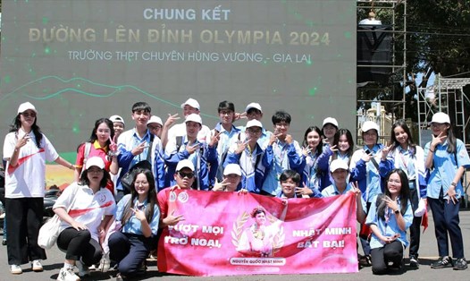 Học sinh Pleiku cổ vũ cho Nguyễn Quốc Nhật Minh. Ảnh: Thanh Tuấn