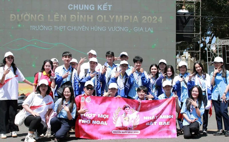 Pleiku students cheer for Nguyen Quoc Nhat Minh. Photo: Thanh Tuan