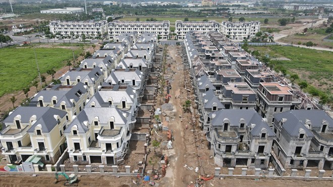 Some opinions say that imposing a second real estate tax at this time is not appropriate and could freeze the market. Photo: Cao Nguyen