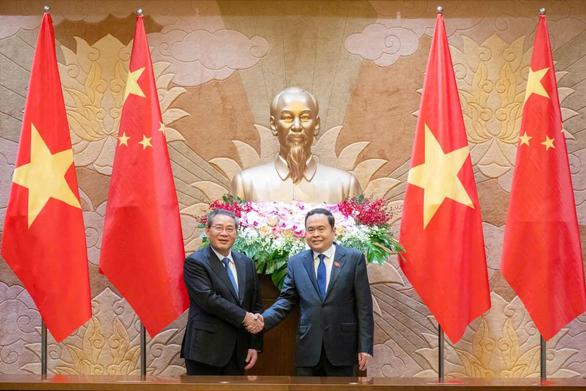National Assembly Chairman Tran Thanh Man and Chinese Premier Li Qiang. Photo: Hai Nguyen