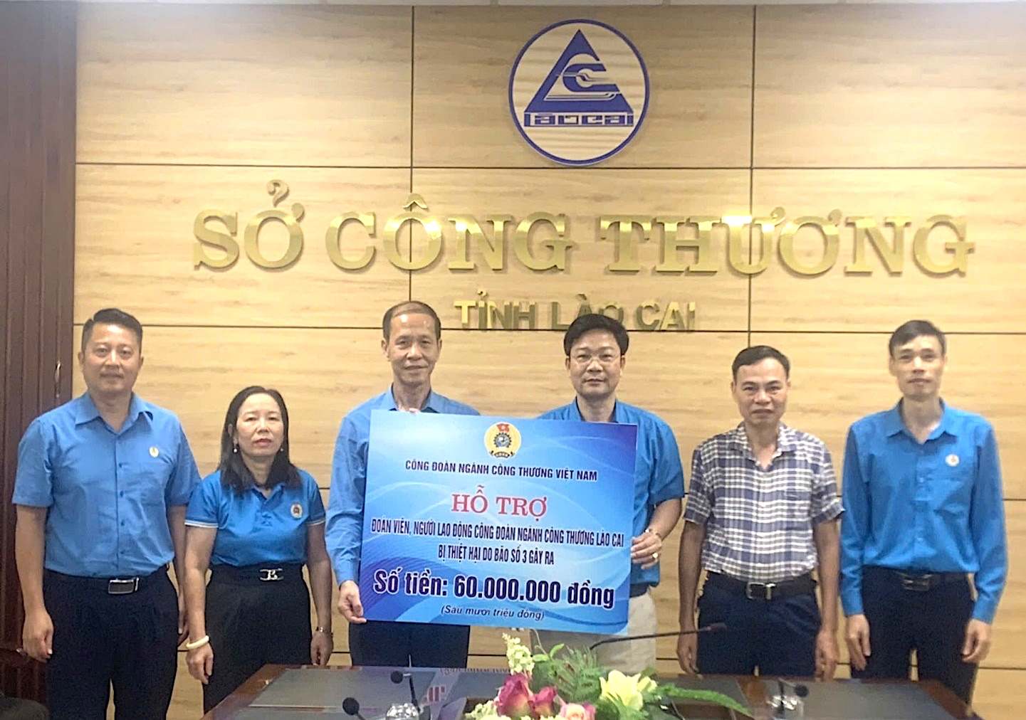 Representatives of the Vietnam Trade Union of Industry and Trade support units in the industry affected by storms and floods. Photo: CTVN Trade Union