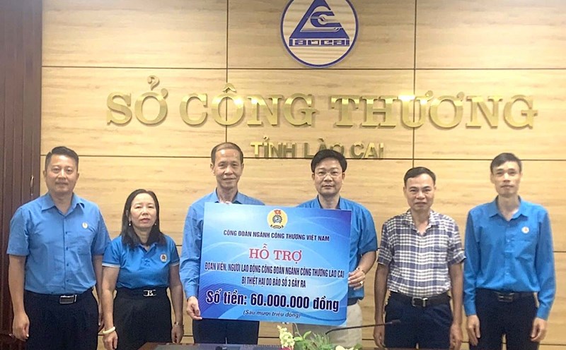 Representatives of the Vietnam Trade Union of Industry and Trade support units in the industry affected by storms and floods. Photo: CTVN Trade Union