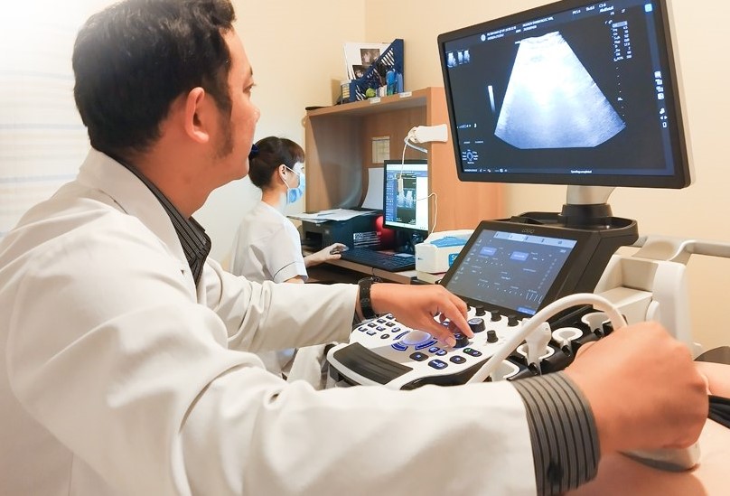 An abdominal ultrasound doctor re-checks the level of fatty liver in an overweight patient. Photo: BVCC