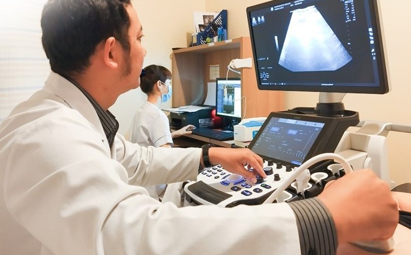 An abdominal ultrasound doctor re-checks the level of fatty liver in an overweight patient. Photo: BVCC