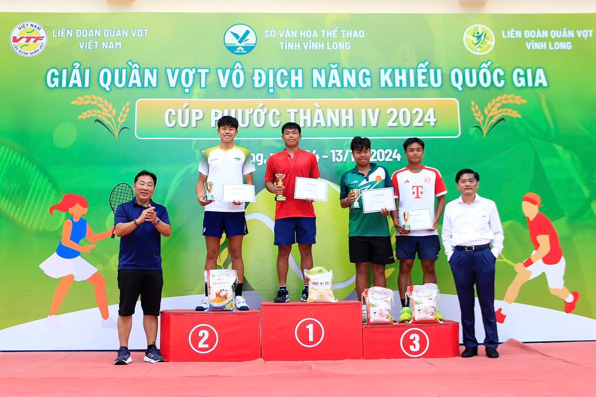 The organizing committee of the National Talent Tennis Championship awarded prizes for the men's singles event of the U18 age group. Photo: Hoa Dao