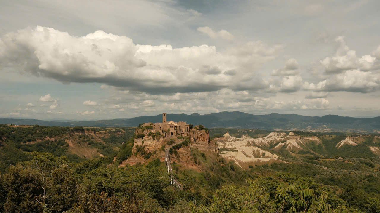 Cach thanh Rome chi 120km ve phia bac, thuoc tinh Viterbo, Civita di Bagnoregio nam lo lung tren ngon doi cao, nhin thang ra thung lung song Tiber tho mong. Duoc hinh thanh tu khoang 2.500 nam truoc boi toc nguoi Etruscan, Civita di Bagnoregio tung vo cung sam uat.