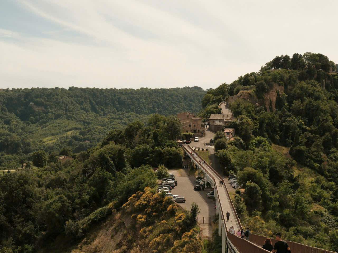 De vao duoc lang, chi Trang cho biet phai di qua mot cay cau dai khoang 300m bac qua mot thung lung ngan cach voi thi tran Bagnoregio gan do. Su tach biet doc dao voi the gioi ben ngoai da giup ngoi lang nho nay giu duoc dang ve yen binh, nguyen so cuc ky hap dan. 