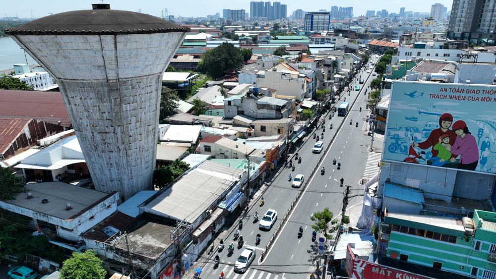 Dự án nằm sát mặt tiền đường Nguyễn Tất Thành, con đường sầm uất ở Quận 4. Ảnh: Anh Tú