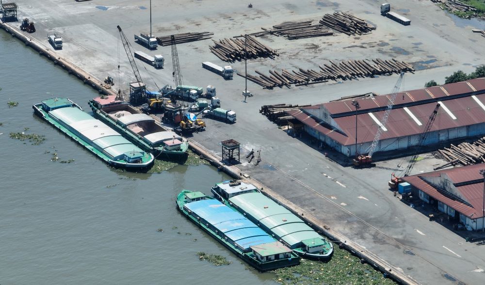 Ghi nhận của Lao Động vào ngày 13.10, hiện khu vực của dự án tàu thuyền, xe container... vẫn đang hoạt động ra vào cảng tấp nập. Ảnh: Anh Tú