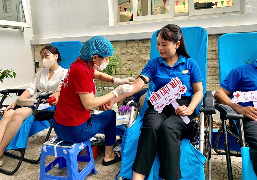 Chairwoman of the Trade Union of Southeast Nghe An Economic Zone Hoang Thi Thu Huong participates in blood donation. Photo: Hoang Yen