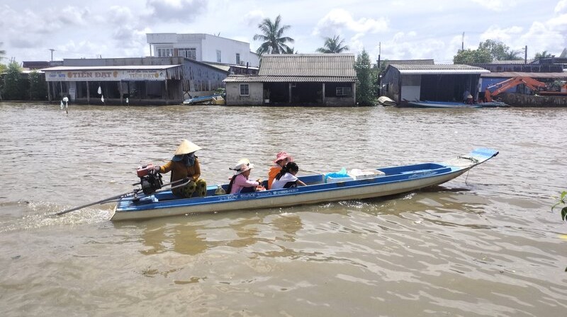 Theo con tìm chữ tại Mũi Cà Mau