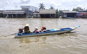 Theo con tìm chữ tại Mũi Cà Mau