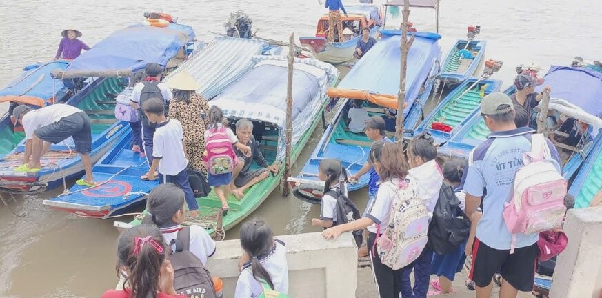 Tan học về, học sinh xuống đò, vỏ lãi để về nhà. Ảnh: Nhật Hồ