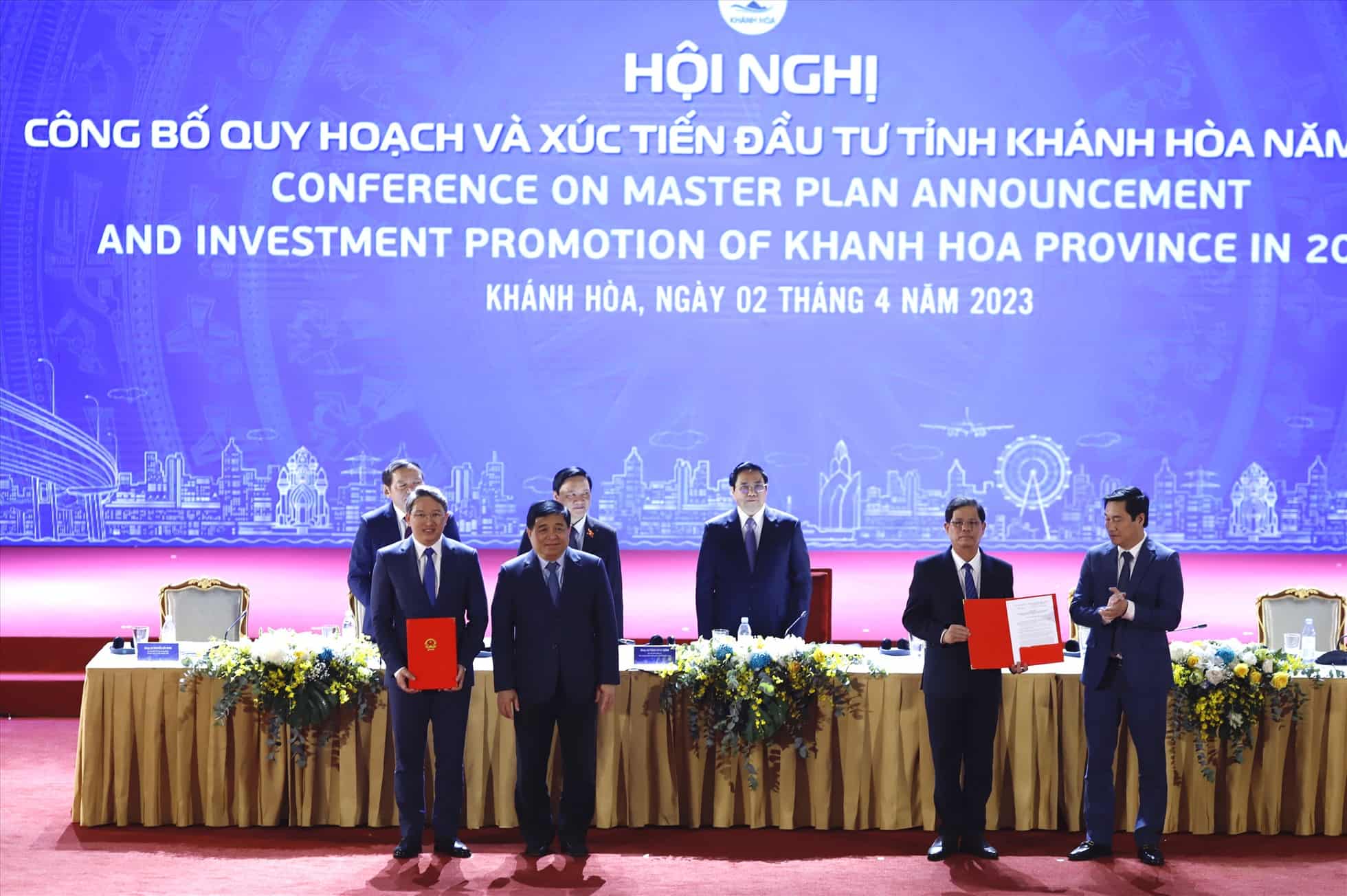 Lanh dao tinh Khanh Hoa nhan quyet dinh phe duyet cua Thu tuong ve cac quy hoach quan trong vao dip dau nam 2024. Anh: Huu Long