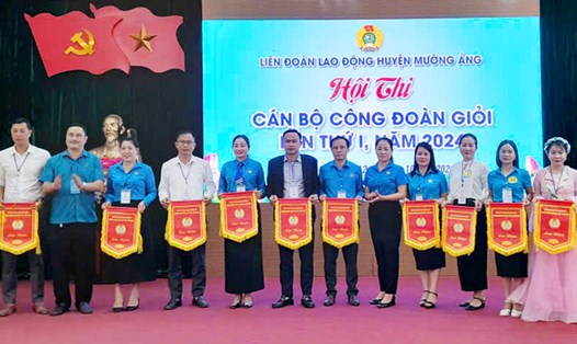 Ban tổ chức trao cờ lưu niệm cho các đội tham gia Hội thi cán bộ Công đoàn giỏi huyện Mường Ảng lần thứ I. Ảnh: Trần Nga