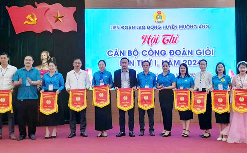 The organizing committee awarded souvenir flags to the teams participating in the 1st Muong Ang District Excellent Union Cadre Competition. Photo: Tran Nga