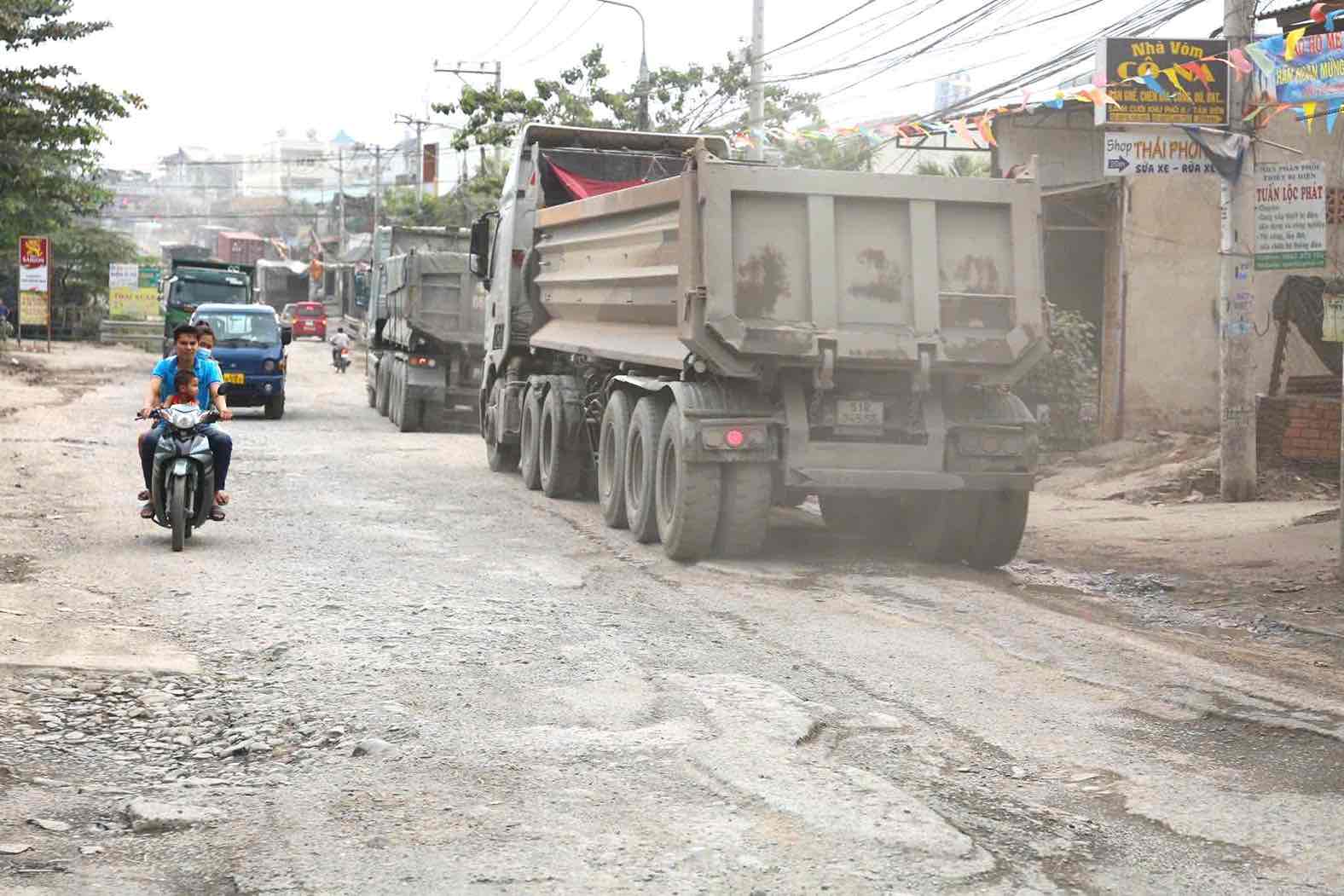 Tuyến đường Nhà máy nước Thiện Tân (Hoàng Văn Bổn) ở Đồng Nai xuống cấp gây mất an toàn giao thông. Ảnh tư liệu: HAC