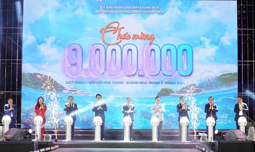 Các đại biểu cùng thực hiện nghi thức đón chào Du lịch Nha Trang - Khánh Hoà đạt cột mốc 9 triệu lượt khách du lịch 2024. Ảnh: Phương Linh