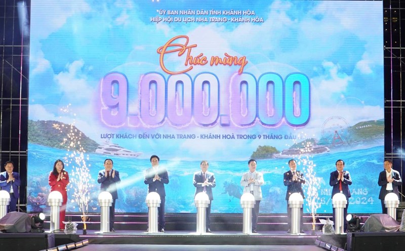 Delegates performed the welcoming ceremony for Nha Trang - Khanh Hoa Tourism reaching the milestone of 9 million tourists in 2024. Photo: Phuong Linh