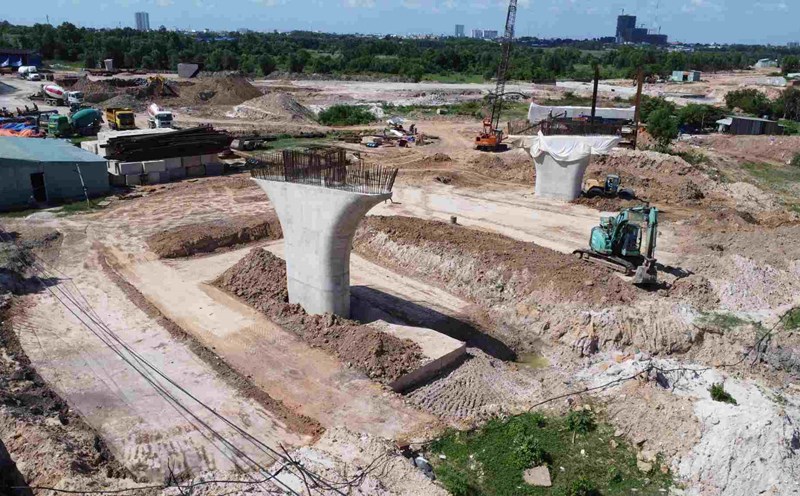 Construction site of Binh Chuan intersection of Ho Chi Minh City Ring Road 3 project through Binh Duong. Photo: Dinh Trong