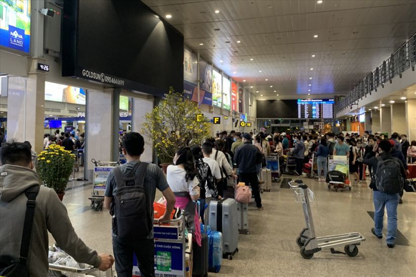 Passengers queue at the domestic terminal of Tan Son Nhat airport (HCMC). Photo: Thanh Vu - Ngoc Le