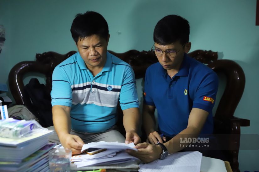 Thầy Nguyễn Văn Xuân - giáo viên Trường THCS Ngô Mây (TP Quy Nhơn, Bình Định) phản ánh những bất cập trong việc thực hiện chế độ chính sách của trường đến PV. Ảnh: Phương Thảo