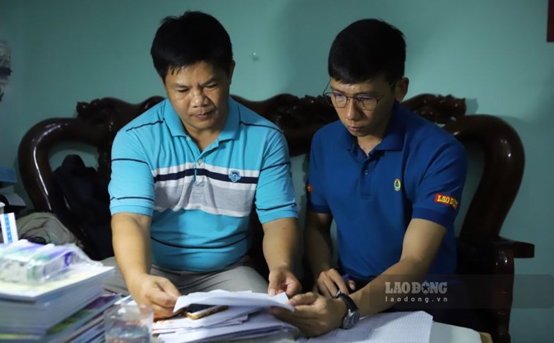 Thầy Nguyễn Văn Xuân - giáo viên Trường THCS Ngô Mây (TP Quy Nhơn, Bình Định) phản ánh những bất cập trong việc thực hiện chế độ chính sách của trường đến PV. Ảnh: Phương Thảo
