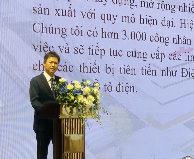 Mr. Hiroyuki Okuda - General Director of Murata Manufacturing Vietnam Co., Ltd. - spoke at the forum "Connecting Enterprises - 2024". Photo: Tuong Minh