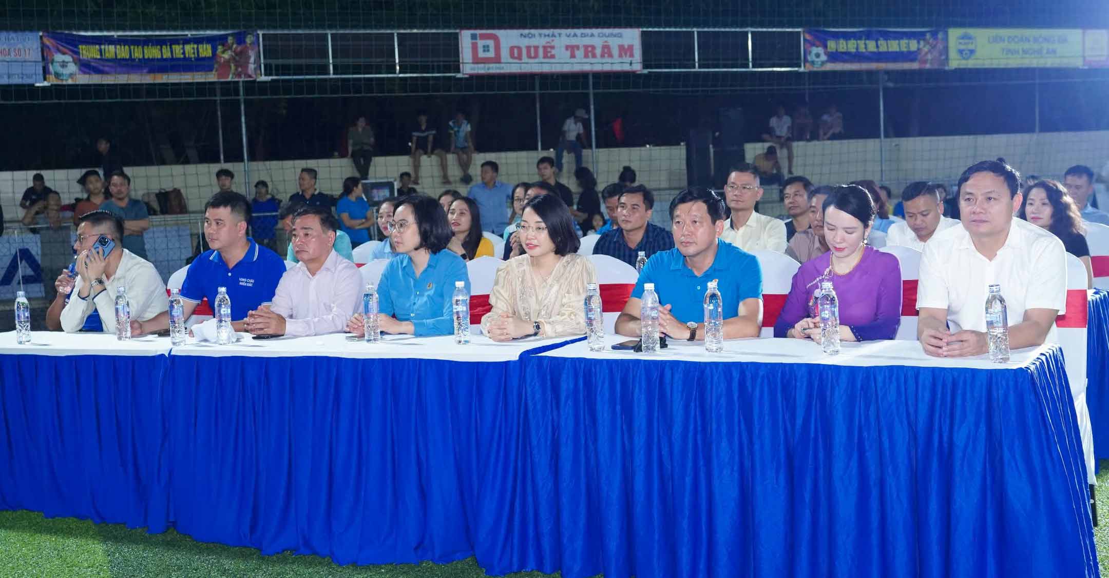 Cac dai bieu tham du le be mac Giai bong da cong nhan, vien chuc 2024 vong loai khu vuc Nghe An. Anh: Quang Dai.