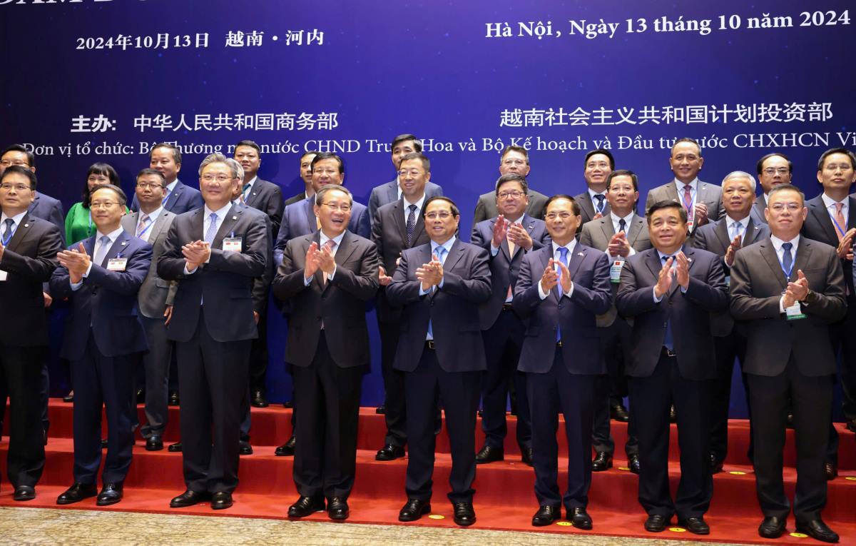 Prime Minister Pham Minh Chinh, Chinese Premier Li Qiang and delegates attending the discussion. Photo: Hai Nguyen
