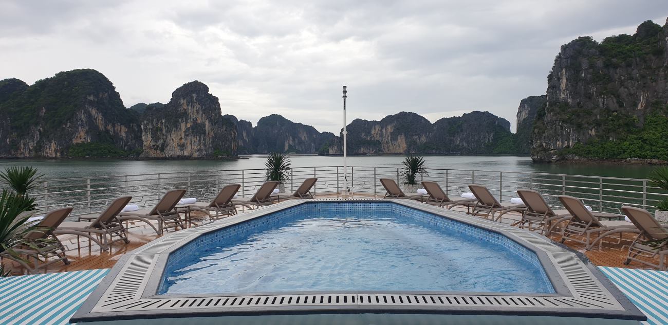 Ngày càng có nhiều tàu du lịch đẹp trên vịnh Hạ Long. Ảnh: Nguyễn Hùng