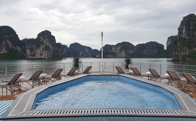 Ngày càng có nhiều tàu du lịch đẹp trên vịnh Hạ Long. Ảnh: Nguyễn Hùng