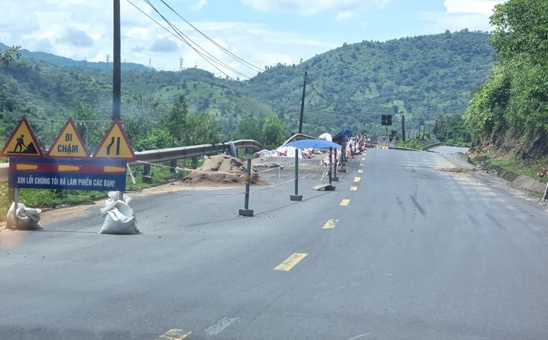 National Highway 9 is often damaged, eroded and congested due to accidents while the number of vehicles from the border gate is increasing, so Quang Tri wants to invest in the expressway. Photo: Hung Tho.