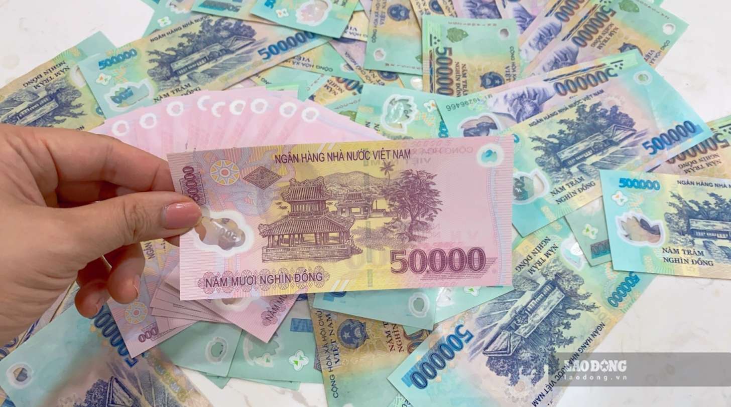 Interest Rate for 12-month savings is fluctuating around 4.4 - 6%. Illustration photo: Tra My